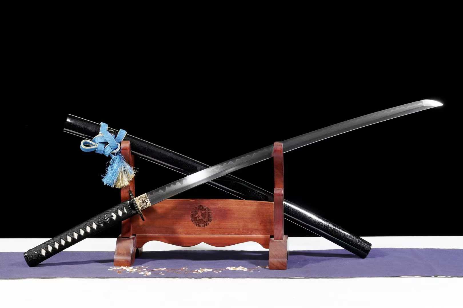 Kiếm Nhật Hắc Phong – Katana Hoa Văn Thép Rèn Tay, Tôi Đất Cháy Lưỡi, Chuôi Da Cá Thật & Hộp Gấm Cao Cấp